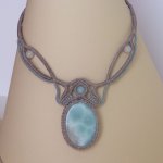 Collier en micro-macramé gris taupe/bleu givré avec en pièce centrale une pierre gemme naturelle aux douces nuances de blanc et de bleu clair.